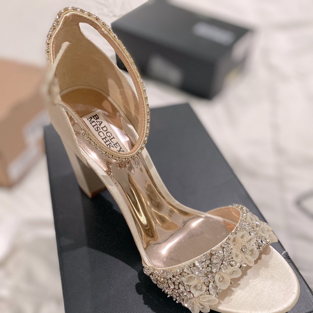 Badgley Mischka Womens Ivory Ankle Strap Heels